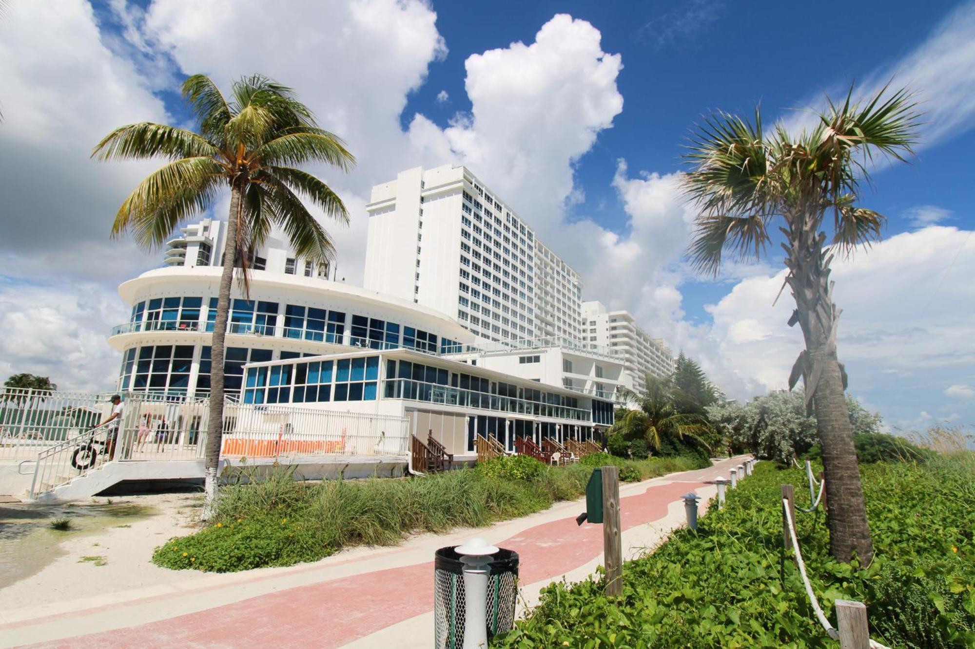 Castle Pavillon 8 Beachfront - Private Beach Access Loft With 2-Story, Pool, Tennis, Free Parking Access Miami Beach Bagian luar foto