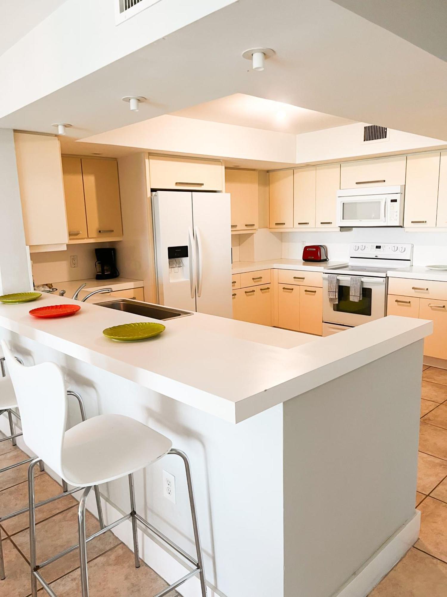 Castle Pavillon 8 Beachfront - Private Beach Access Loft With 2-Story, Pool, Tennis, Free Parking Access Miami Beach Bagian luar foto
